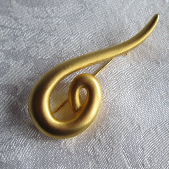๐ GOLD SWIRL BROOCH โ VINTAGE ๐ - Picture 2 of 15
